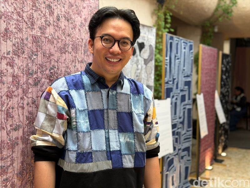 Hiasan Dinding Kain Cacah Adrie Basuki: Seni Upcycling Bernilai Tinggi